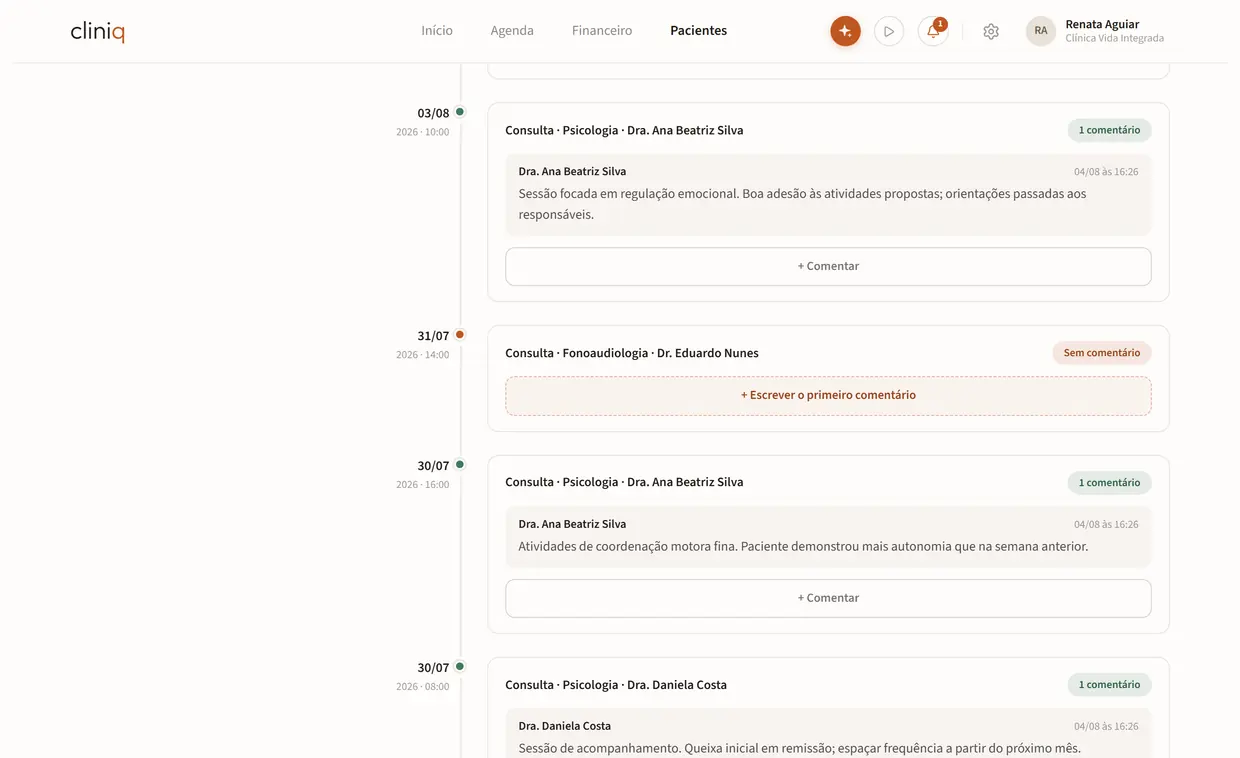 Prontuário de um paciente em linha do tempo, com uma evolução escrita por consulta, cada uma assinada pela profissional que atendeu e com data e hora do registro.